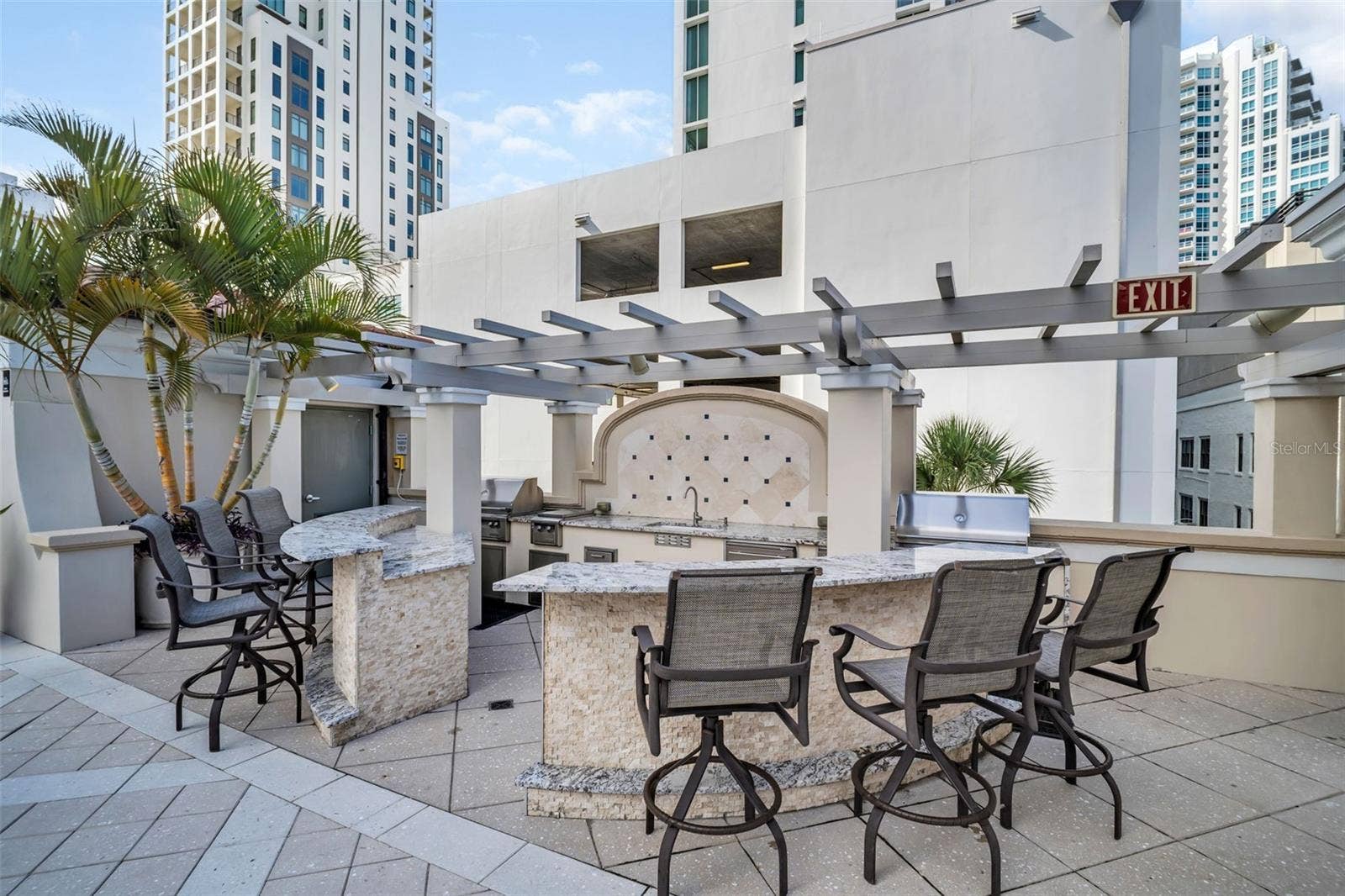 300 BEACH DRIVE NE, #2604, St Petersburg, FL 33701 Outdoor Kitchen and Dining area