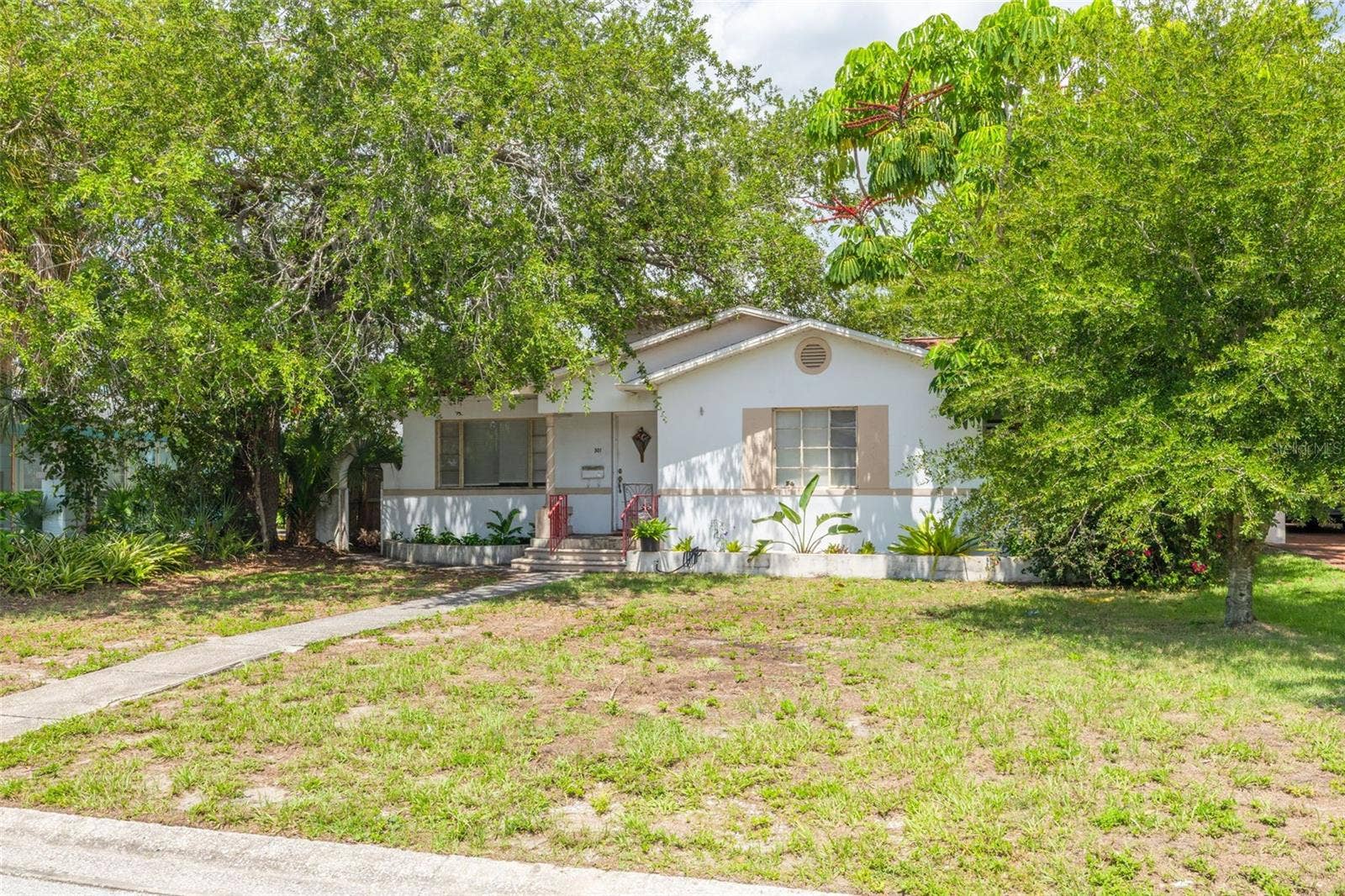 301 24TH AVENUE N, St Petersburg, FL 33704 Front