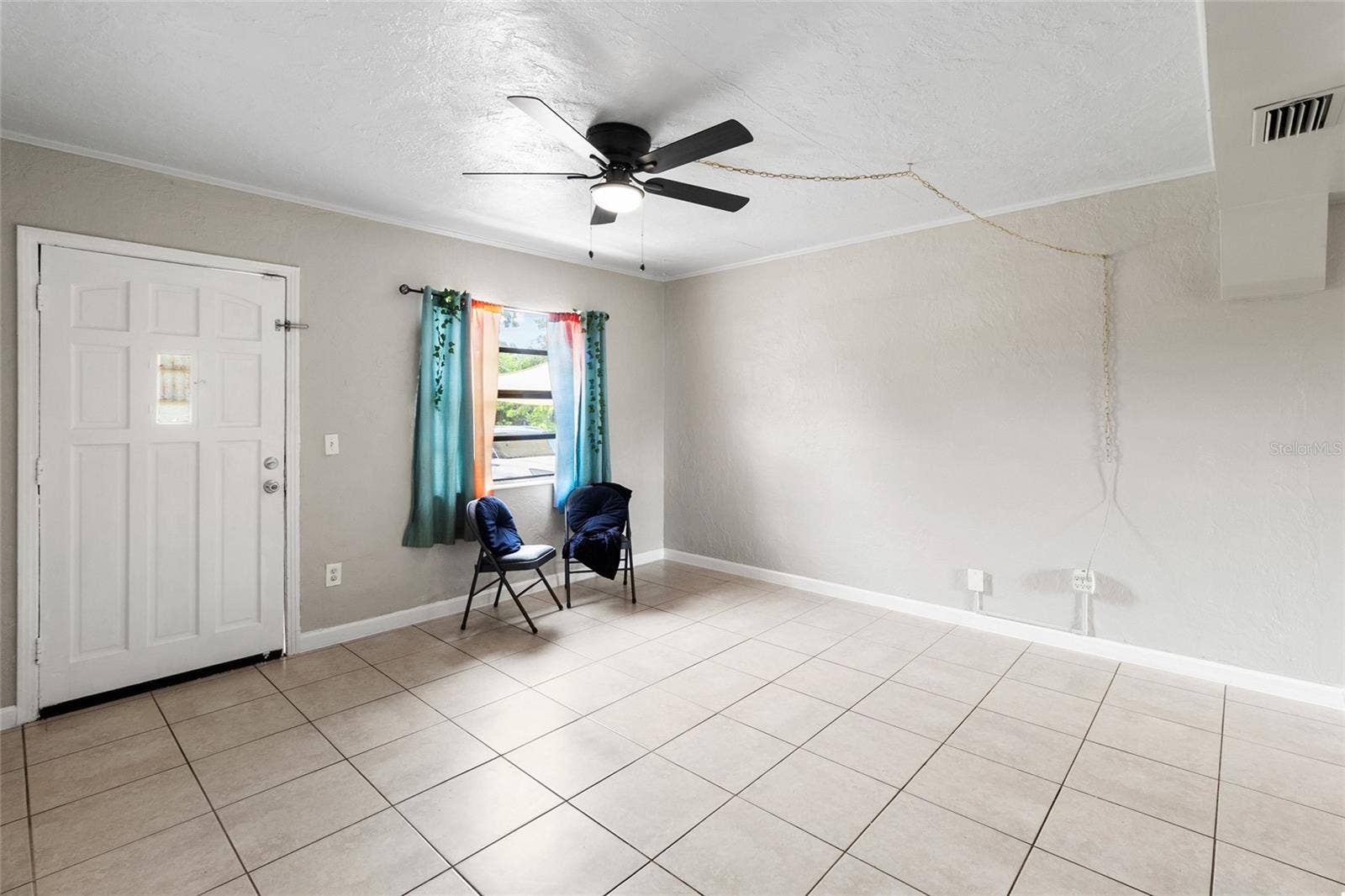 5410 14TH AVENUE S, Gulfport, FL 33707 Spacious livingroom!