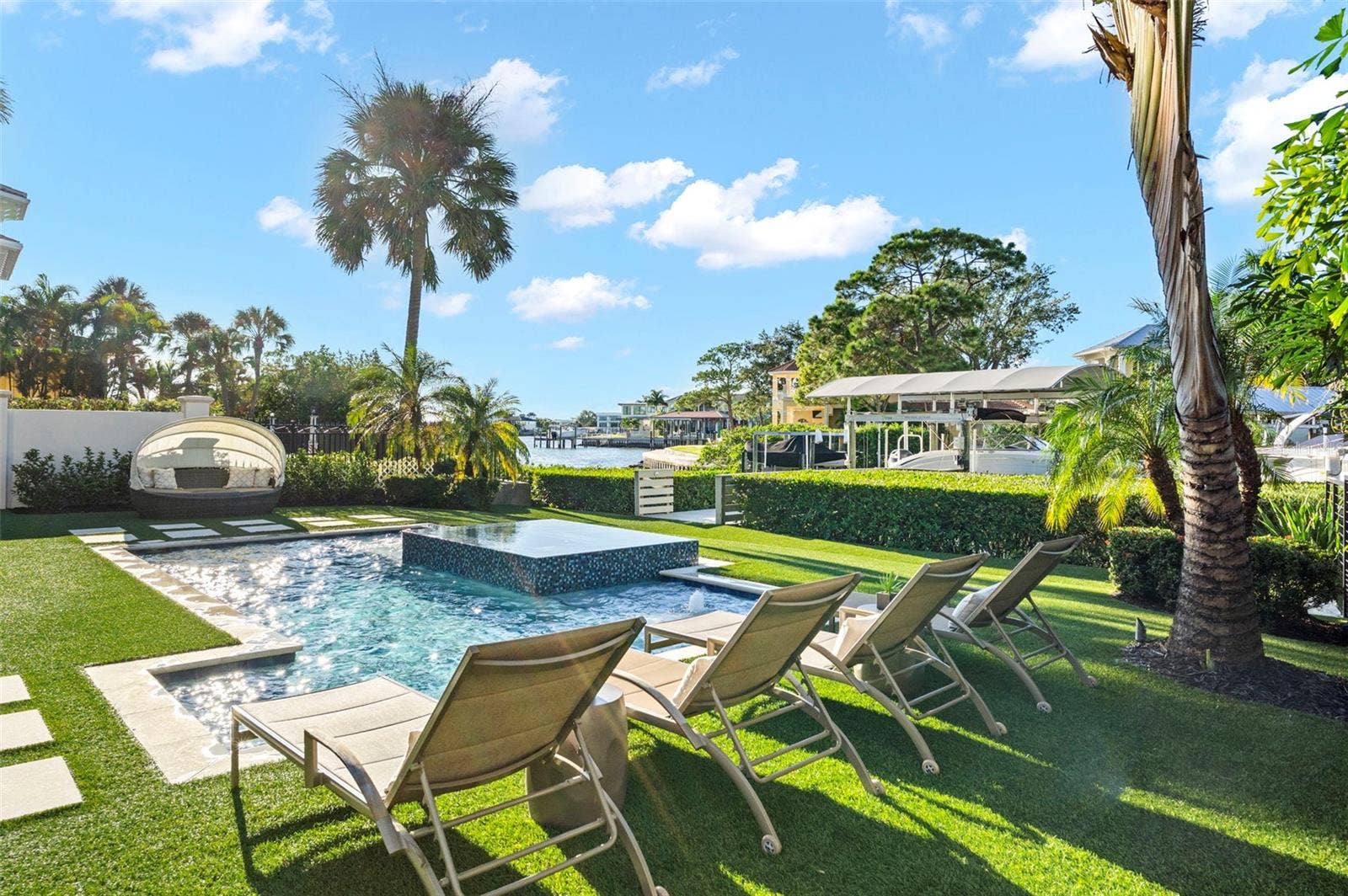 5215 W NEPTUNE WAY, Tampa, FL 33609