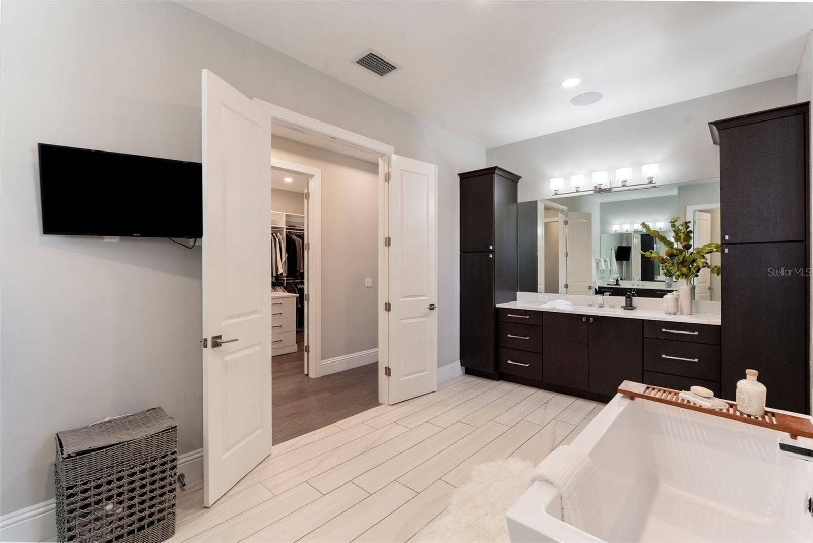 5215 W NEPTUNE WAY, Tampa, FL 33609