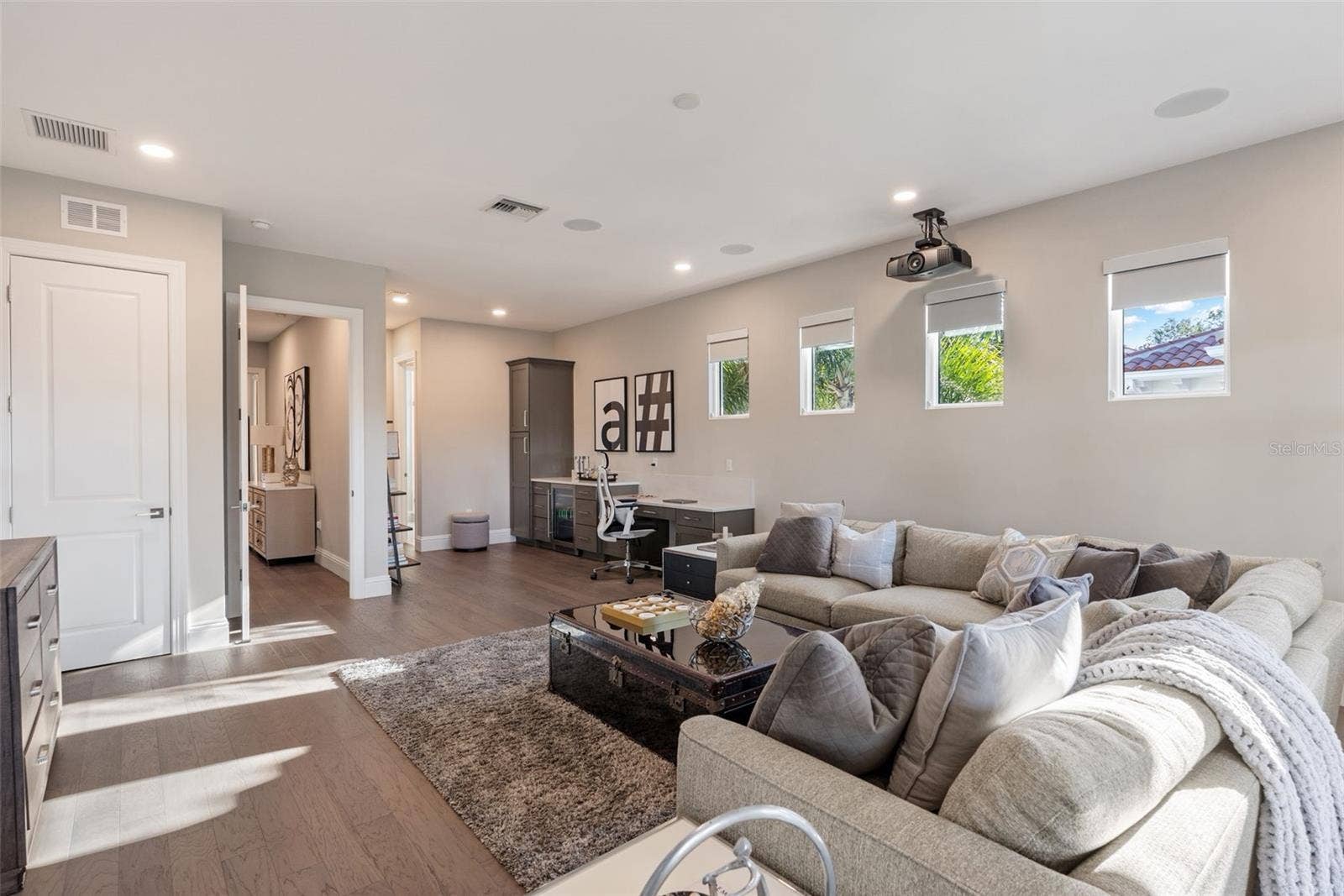 5215 W NEPTUNE WAY, Tampa, FL 33609