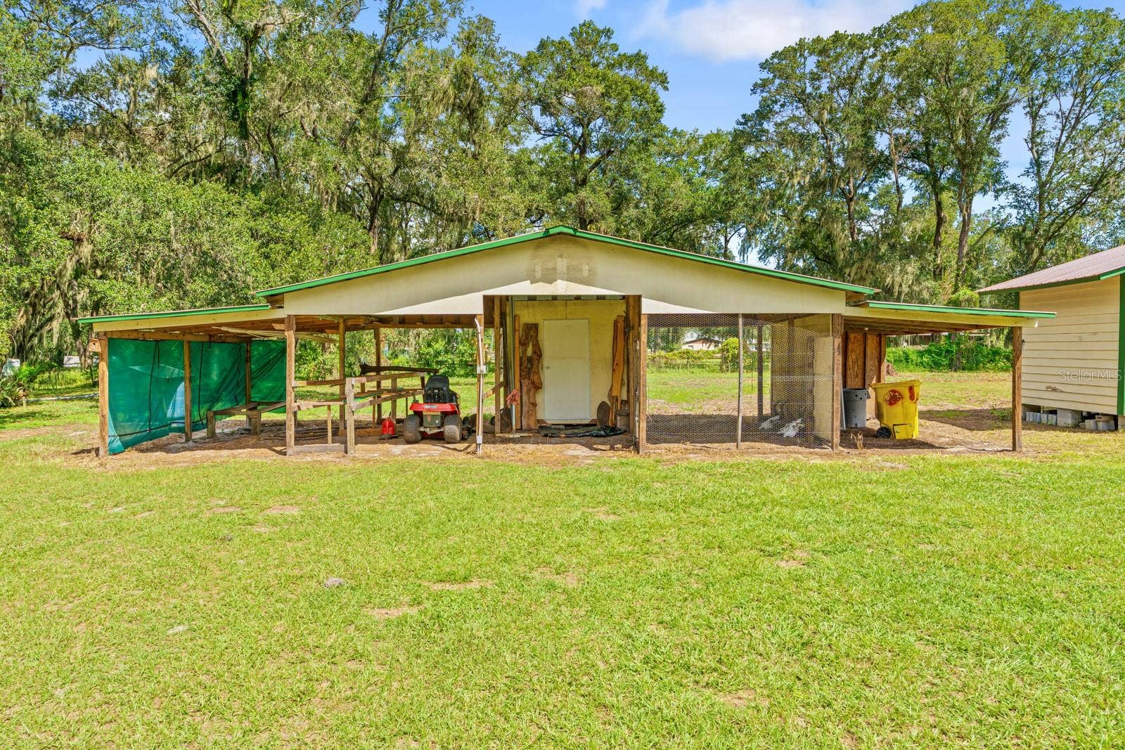 1435 CHERRY LANE, Lakeland, FL 33811 Horse stall