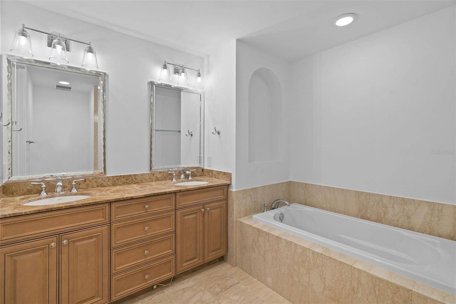 300 BEACH DRIVE NE, #309, St Petersburg, FL 33701 300 BEACH DRIVE NE, #309, St Petersburg, FL 33701