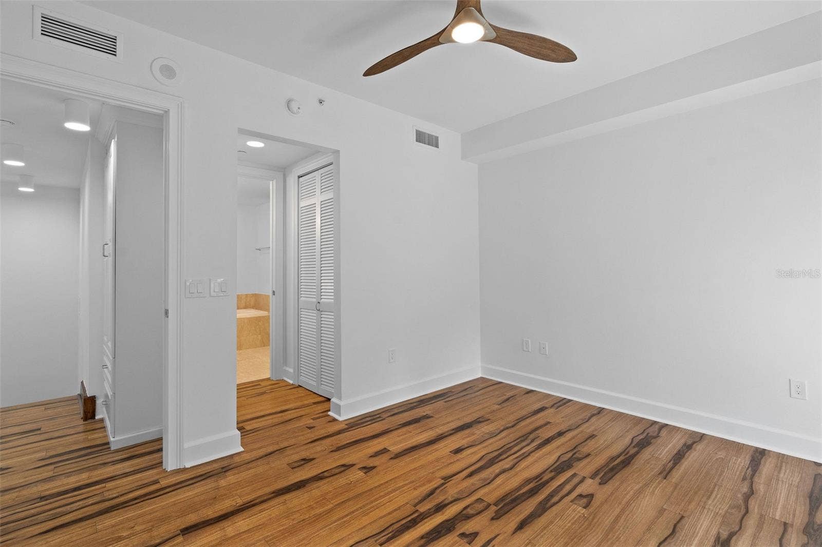 300 BEACH DRIVE NE, #309, St Petersburg, FL 33701 300 BEACH DRIVE NE, #309, St Petersburg, FL 33701