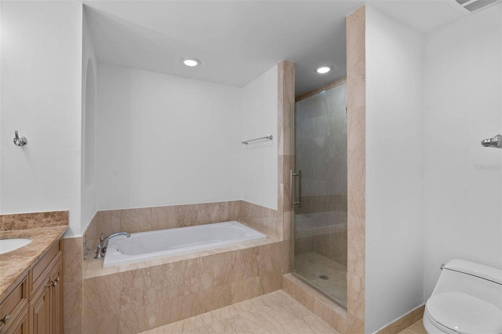 300 BEACH DRIVE NE, #309, St Petersburg, FL 33701 300 BEACH DRIVE NE, #309, St Petersburg, FL 33701