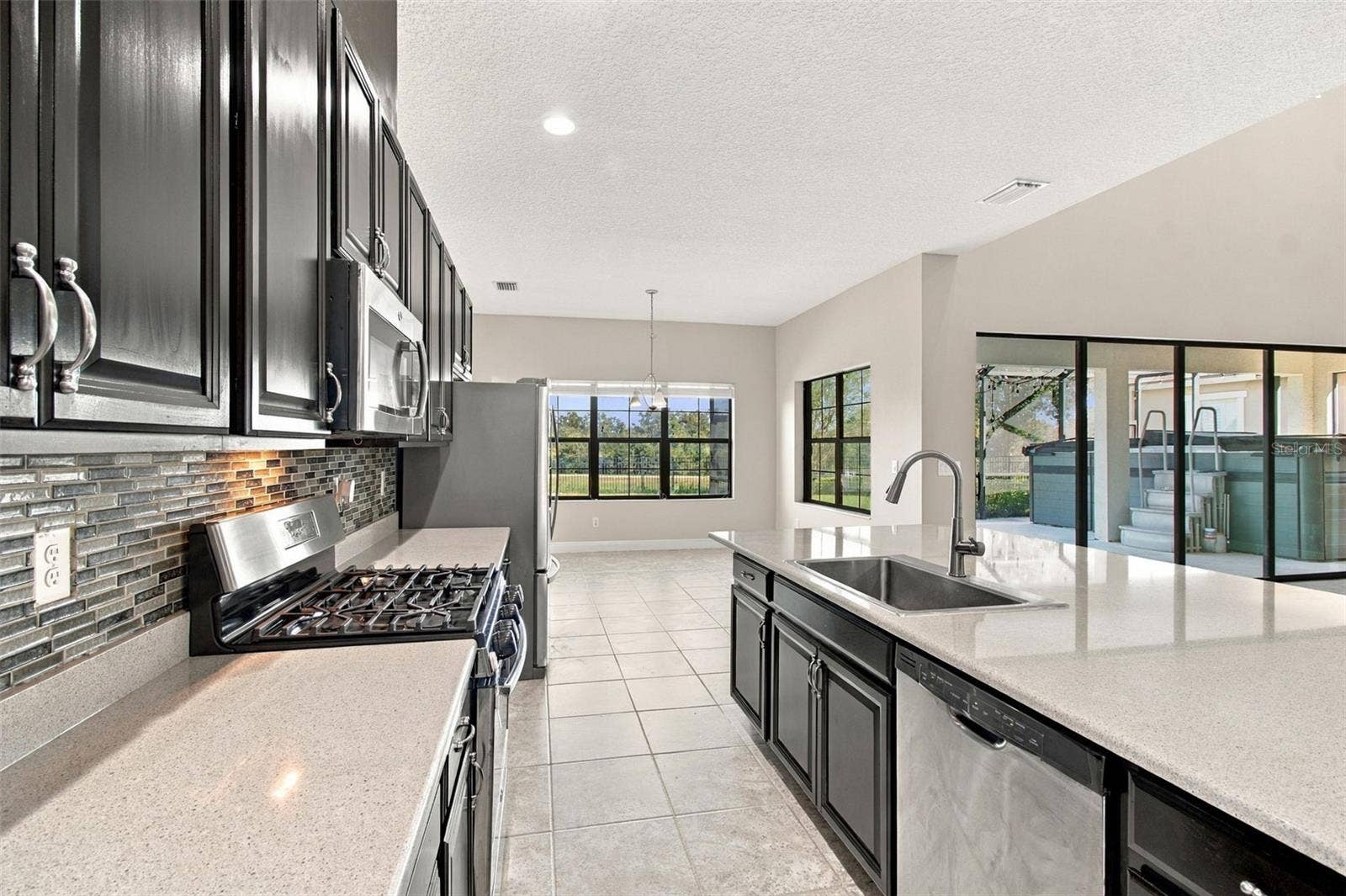 5830 WATERCOLOR DRIVE, Lithia, FL 33547 Gas Stove