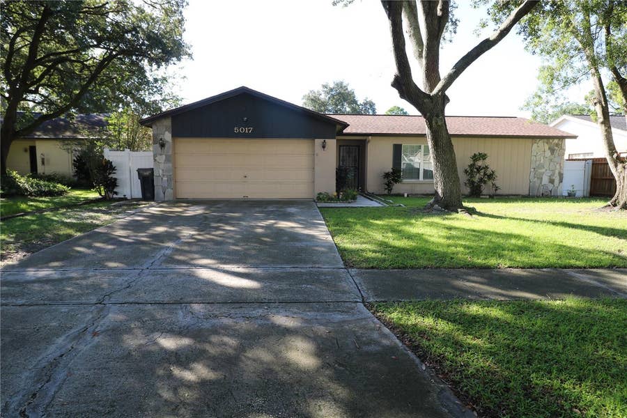 Property photo for 5017 OAKSHIRE DR, Tampa, FL