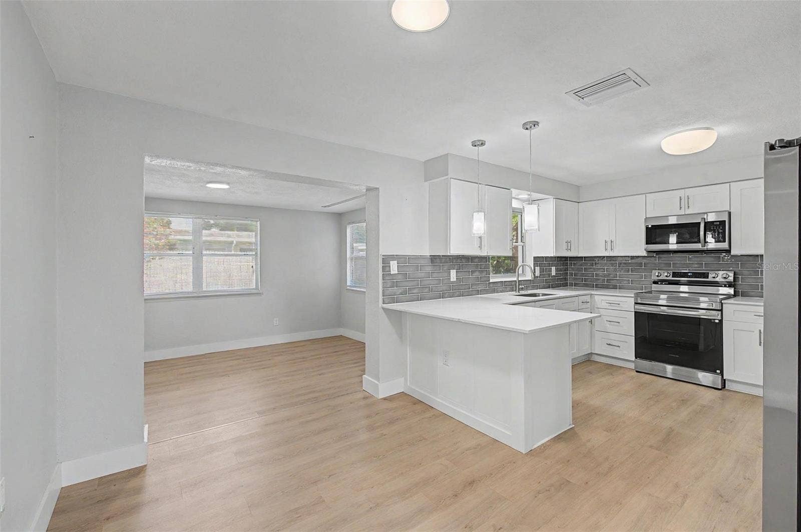 1073 KENWOOD DRIVE, Dunedin, FL 34698 1073 KENWOOD DRIVE, Dunedin, FL 34698