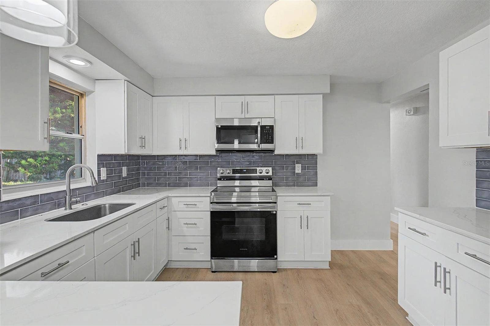 1073 KENWOOD DRIVE, Dunedin, FL 34698 1073 KENWOOD DRIVE, Dunedin, FL 34698