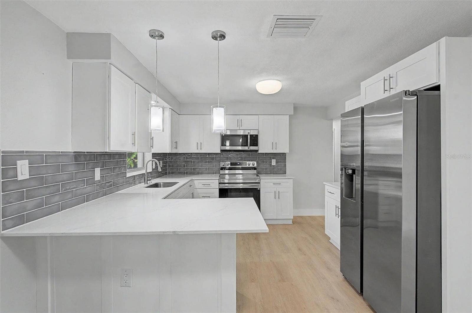1073 KENWOOD DRIVE, Dunedin, FL 34698 1073 KENWOOD DRIVE, Dunedin, FL 34698