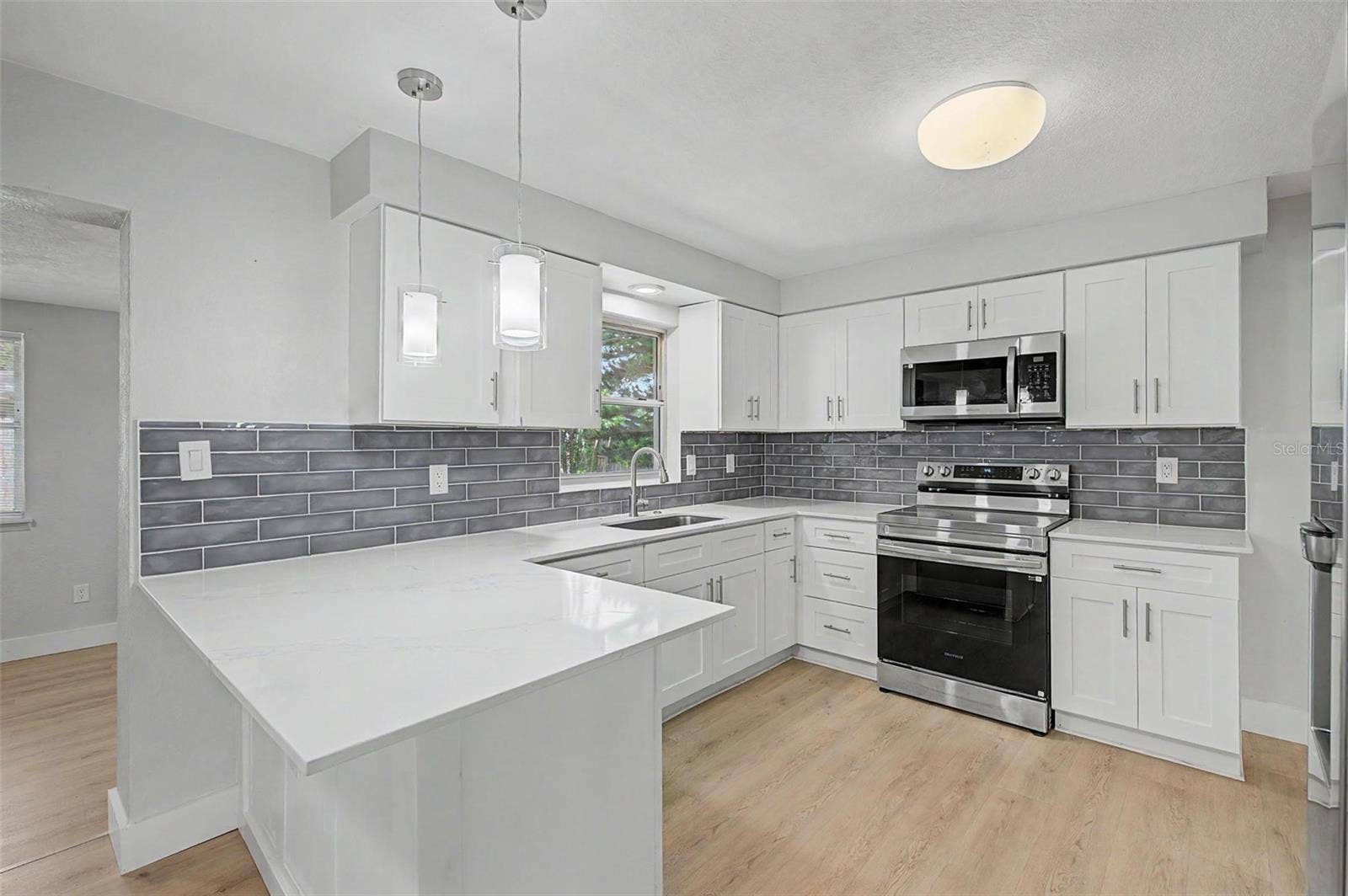 1073 KENWOOD DRIVE, Dunedin, FL 34698 1073 KENWOOD DRIVE, Dunedin, FL 34698