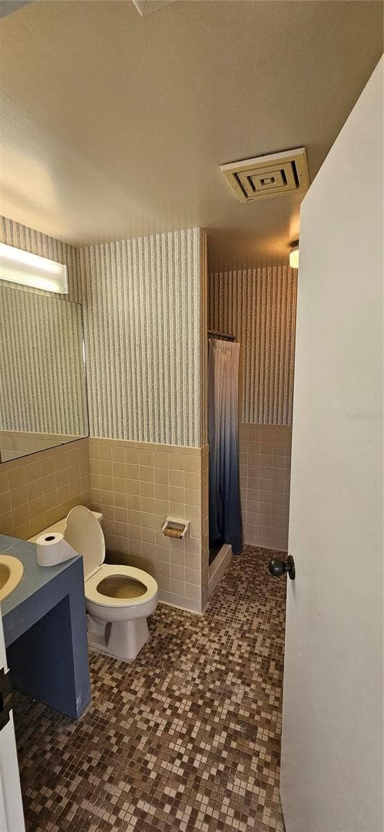 11501 WALKER AVENUE, Seminole, FL 33772