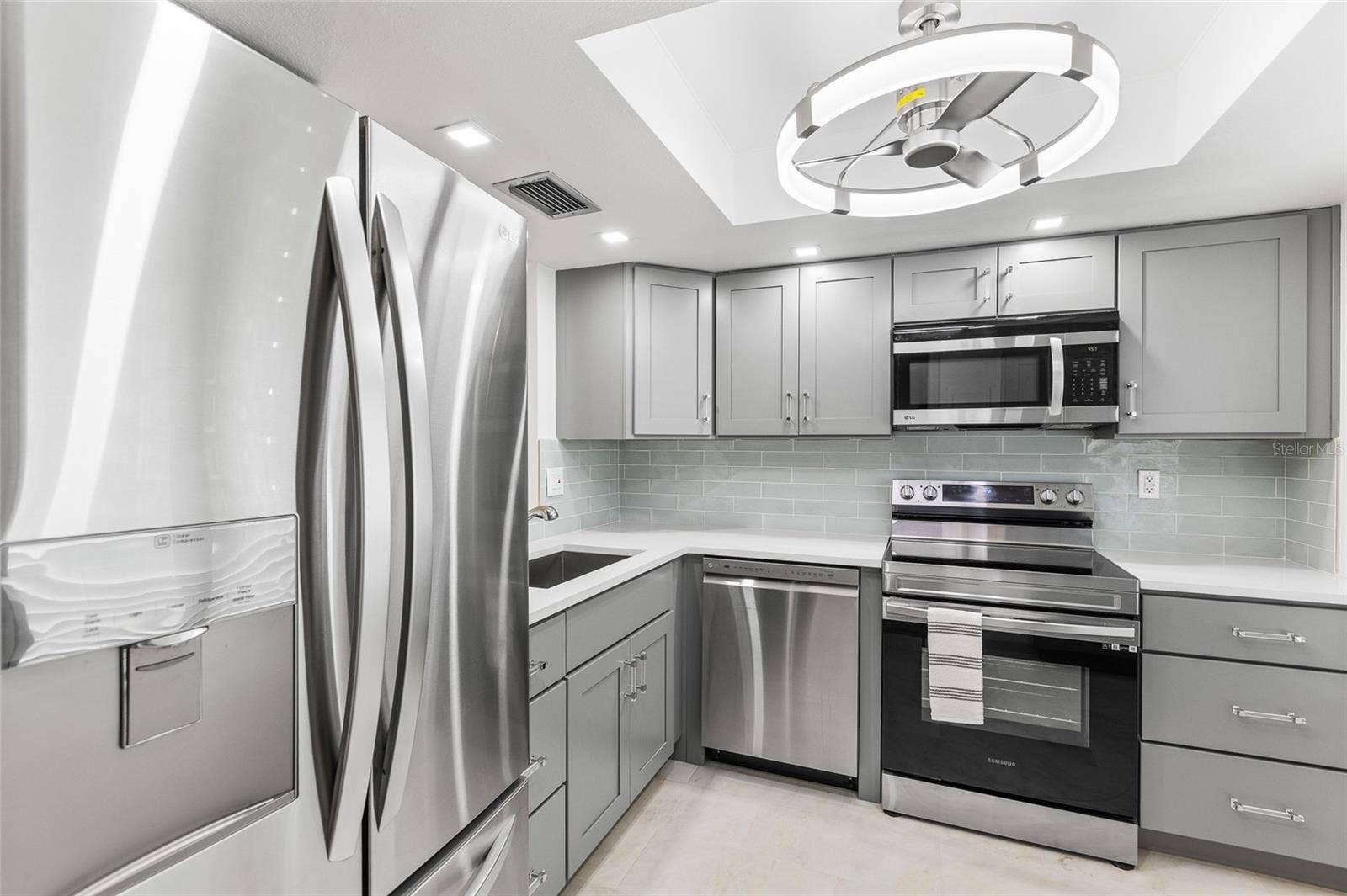 13626 GREENFIELD DRIVE, #109, Tampa, FL 33618 Kitchen (with tray ceiling)
