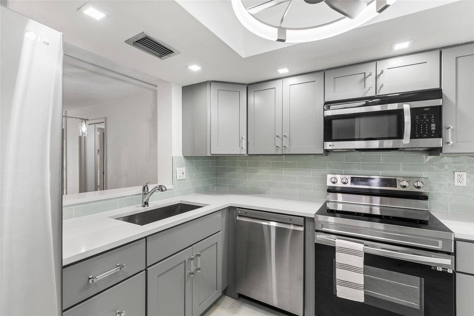 13626 GREENFIELD DRIVE, #109, Tampa, FL 33618 Kitchen