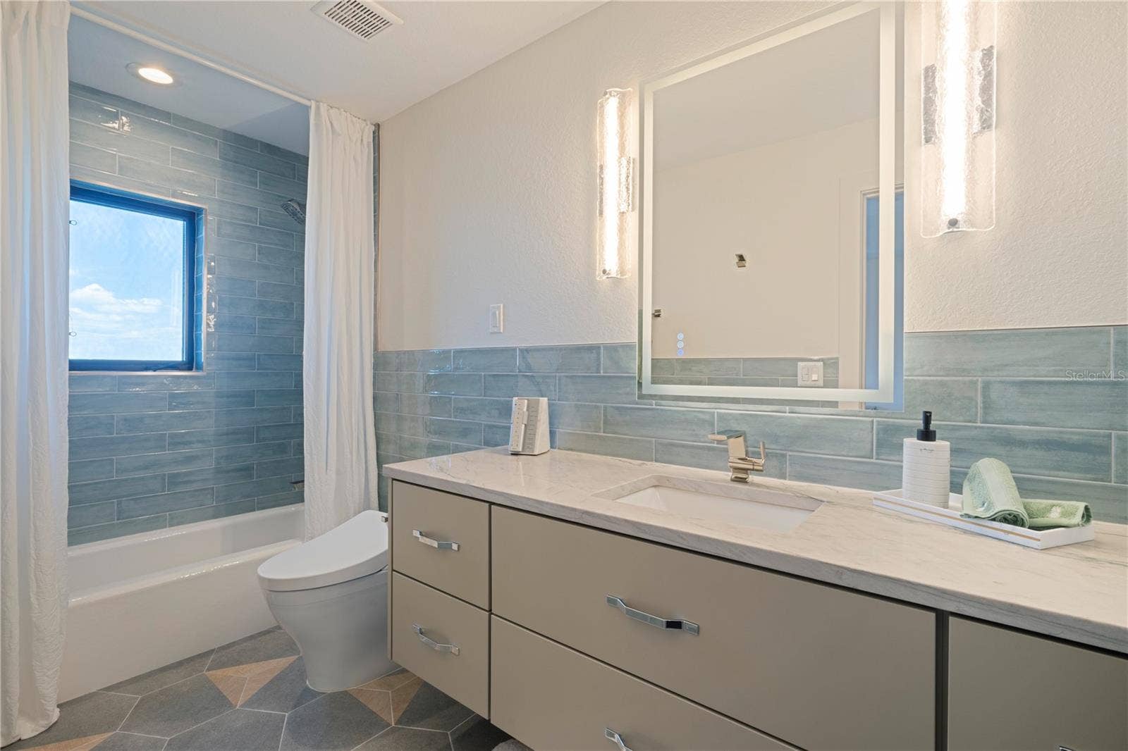 7973 CAUSEWAY BOULEVARD N, St Petersburg, FL 33707 Guest Bathroom 2