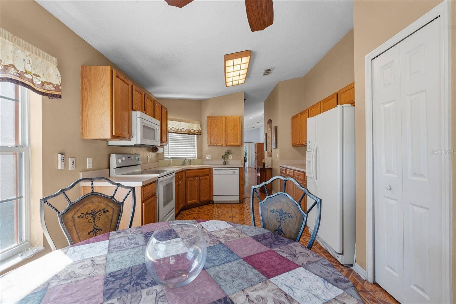 566 VINEYARD WAY, Poinciana, FL 34759 Kitchen