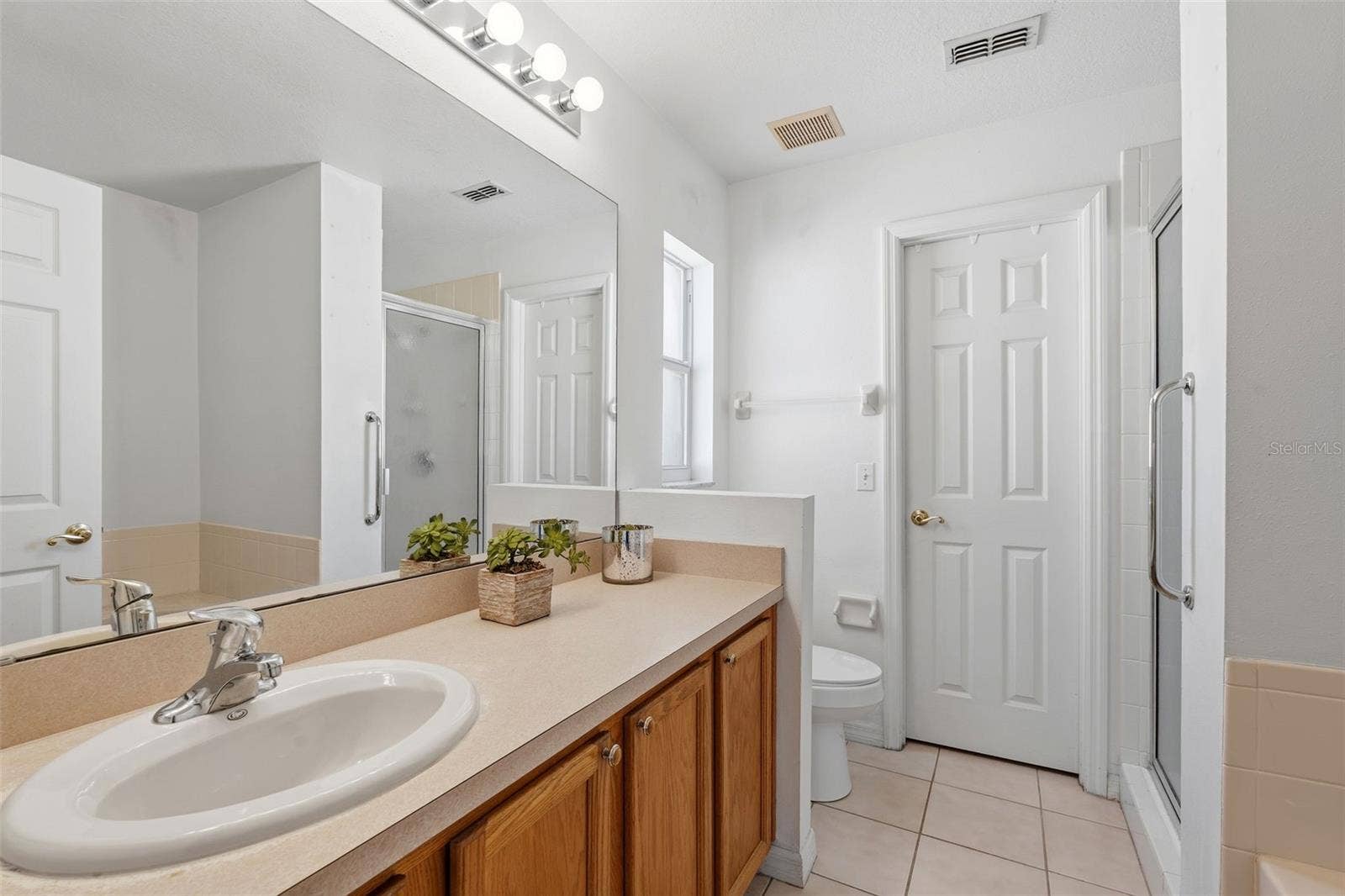 566 VINEYARD WAY, Poinciana, FL 34759 Ensuite Primary Bath