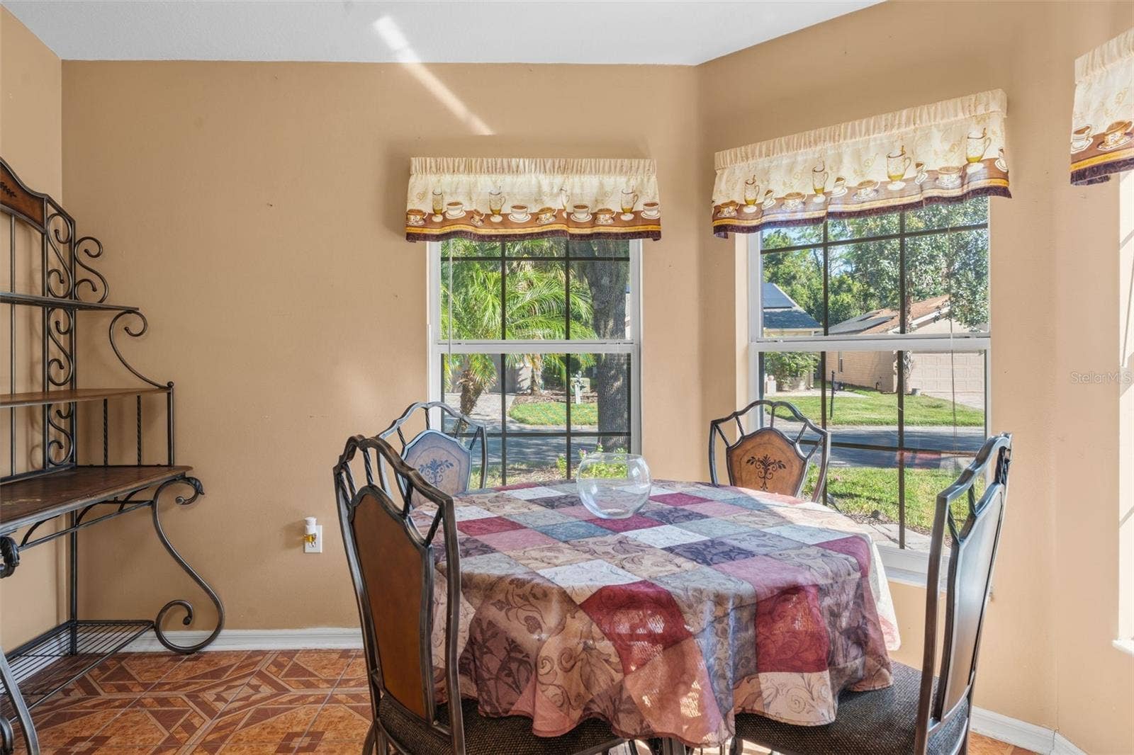 566 VINEYARD WAY, Poinciana, FL 34759 Breakfast Nook