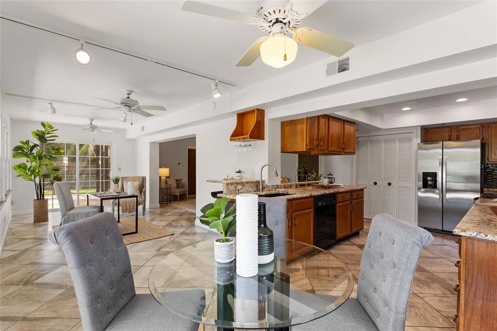 Eat-in dinette in kitchen area