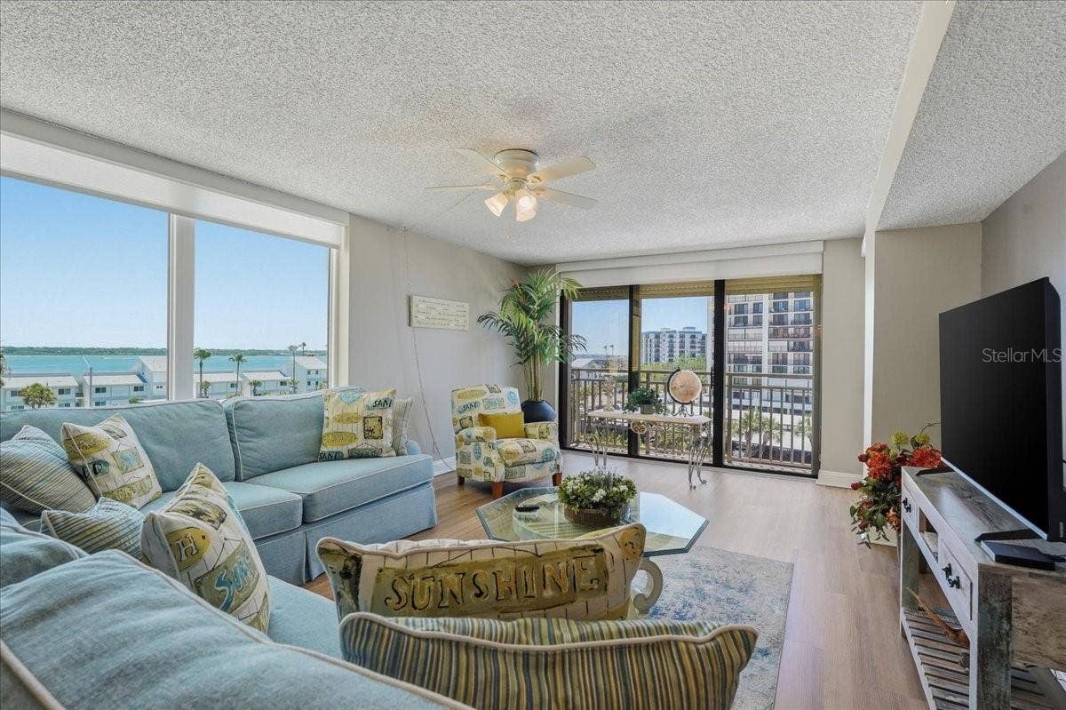 LIGHT AND BRIGHT WITH GORGEOUS VIEWS!