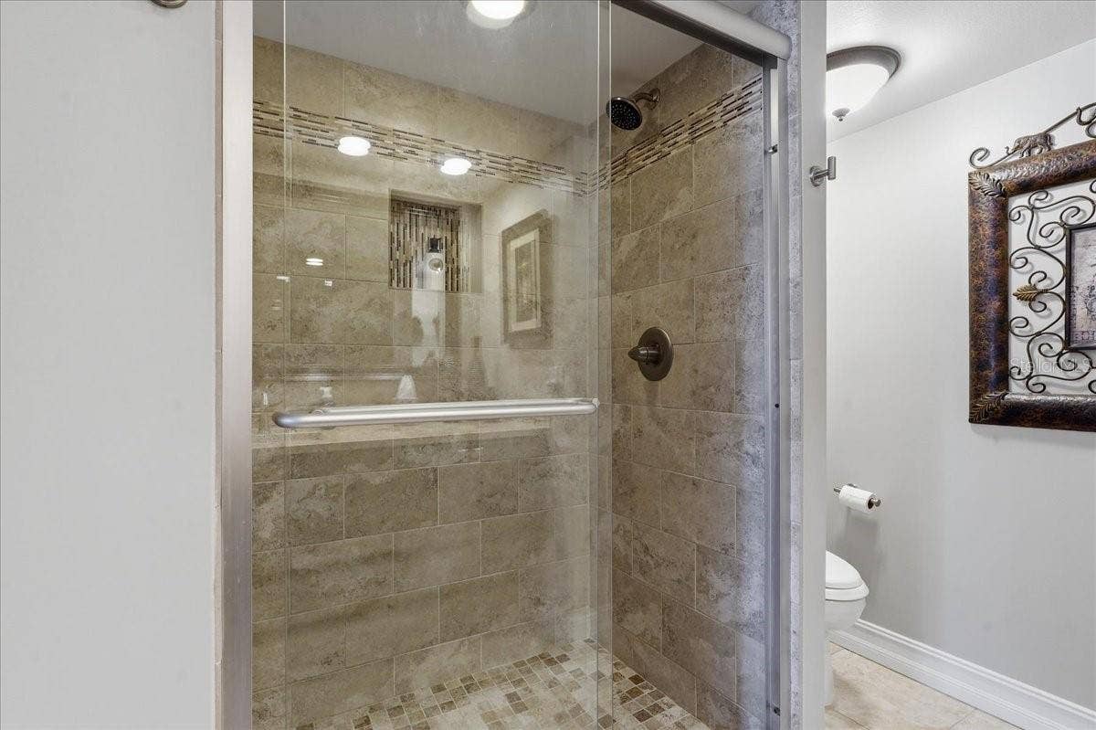 WALK IN SHOWER IN THE GUEST BATHROOM