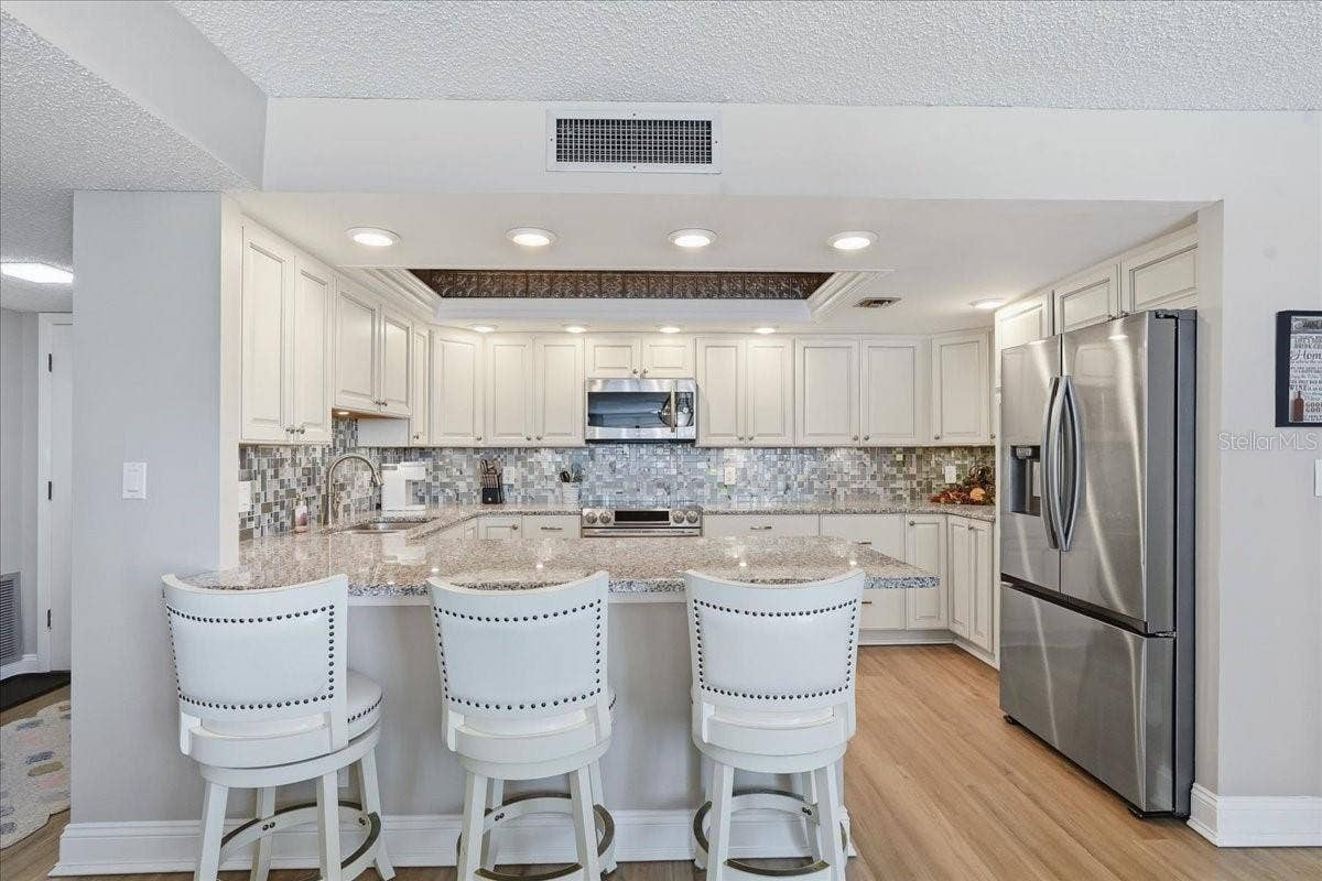 BREAKFAST BAR ADDING EXTRA SEATING AT DINNER TIME