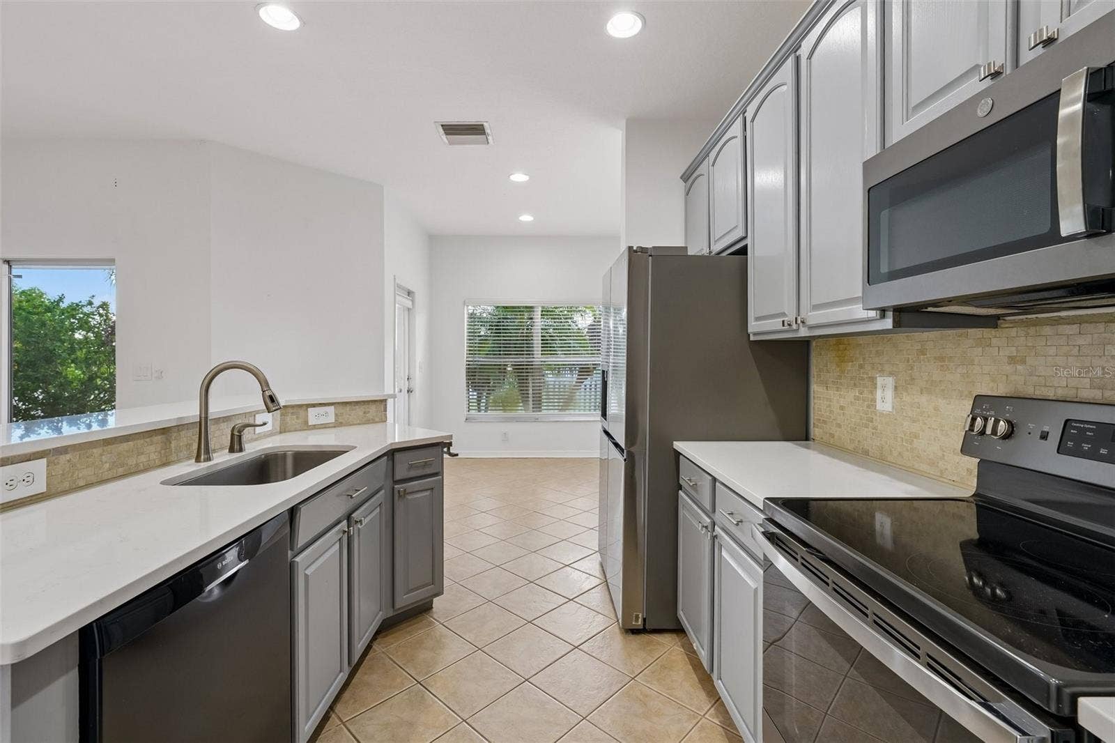1810 MIRA LAGO CIRCLE, Ruskin, FL 33570 1810 MIRA LAGO CIRCLE, Ruskin, FL 33570
