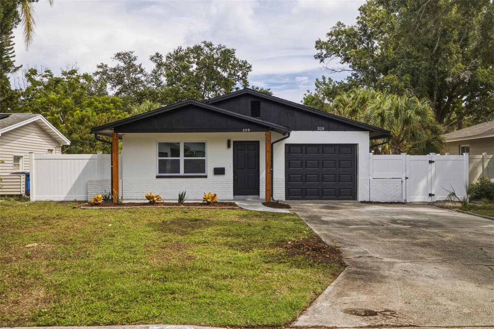 209 SE MONROE CIRCLE N, St Petersburg, FL 33703