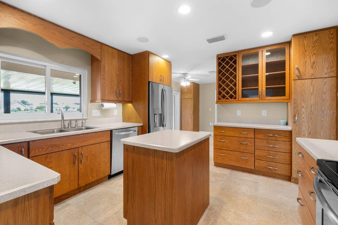 1519 FORT DUQUESNA DRIVE, Sun City Center, FL 33573 Deep pan drawers