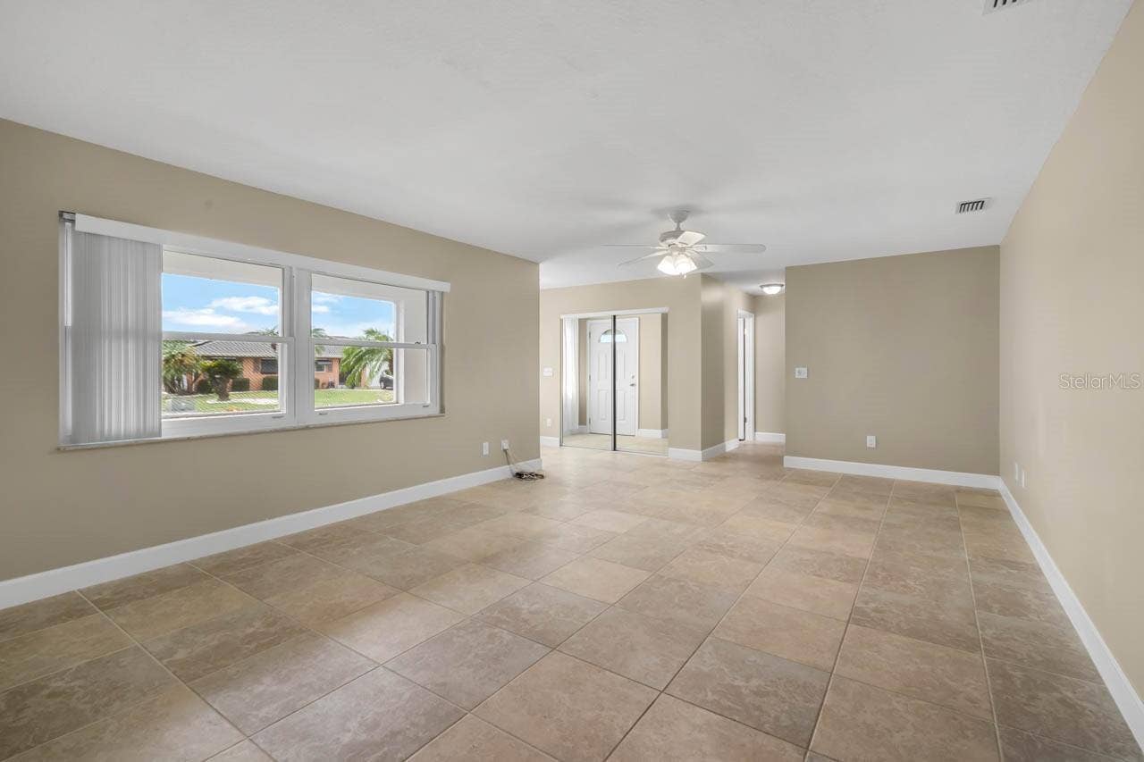 1519 FORT DUQUESNA DRIVE, Sun City Center, FL 33573 Spacious Living Room