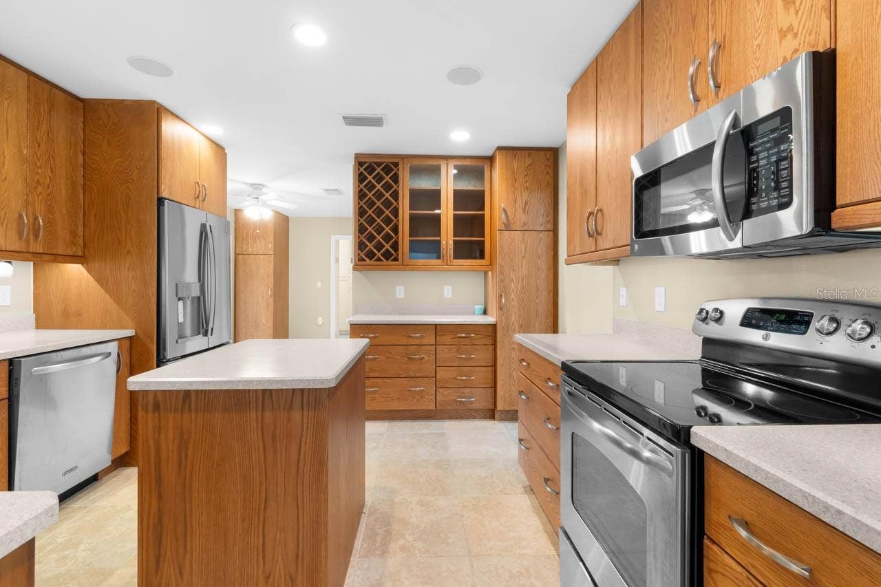 1519 FORT DUQUESNA DRIVE, Sun City Center, FL 33573 Updated kitchen with Oak cabinets and stainless appliances