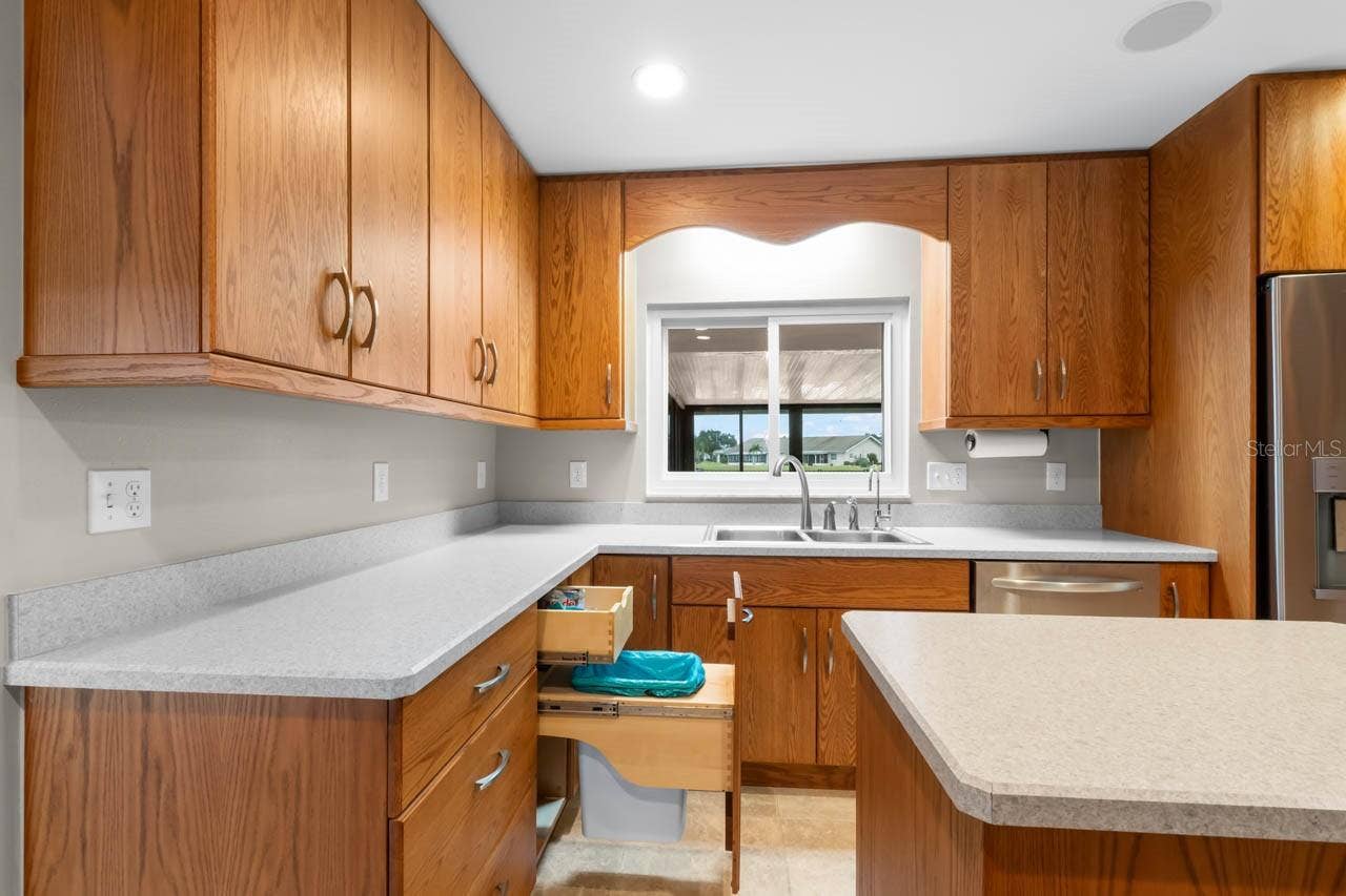 1519 FORT DUQUESNA DRIVE, Sun City Center, FL 33573 Pull out trash bin