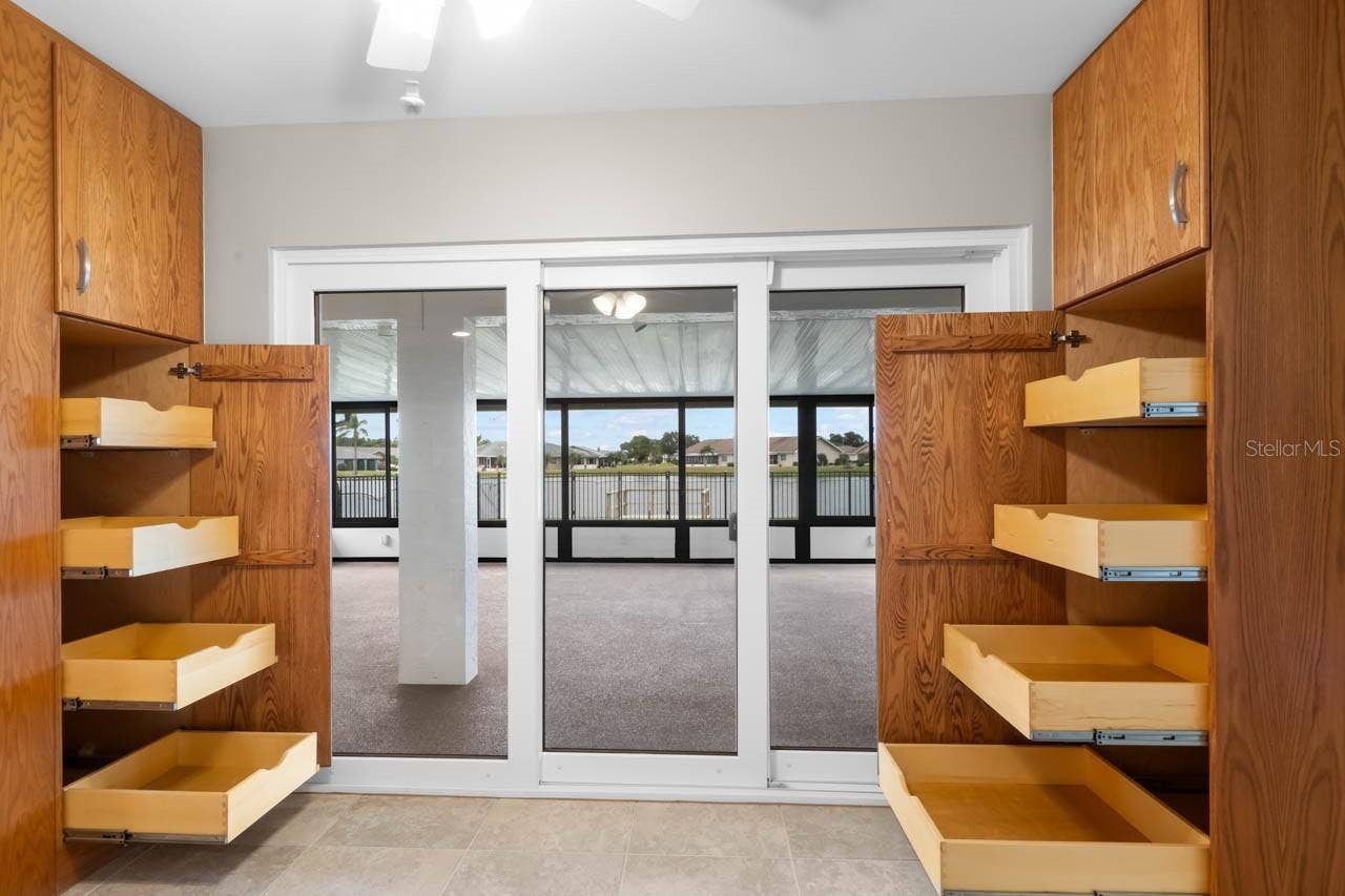 1519 FORT DUQUESNA DRIVE, Sun City Center, FL 33573 Easy pull out drawers
