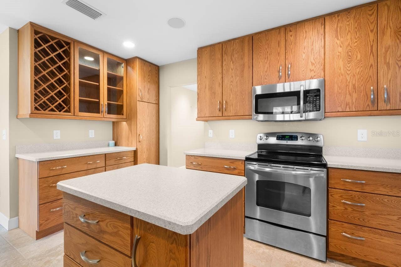 1519 FORT DUQUESNA DRIVE, Sun City Center, FL 33573 Built-in wine rack