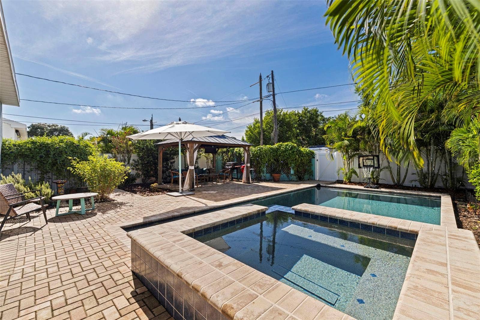 4626 10TH AVENUE N, St Petersburg, FL 33713 Gas Heated Spa and Salt Water Pool.