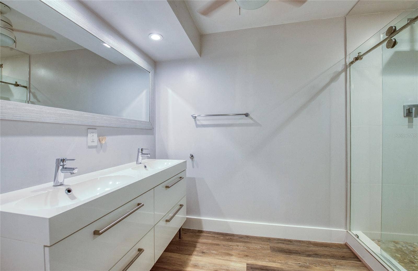 Primary bedroom en-suite bathroom