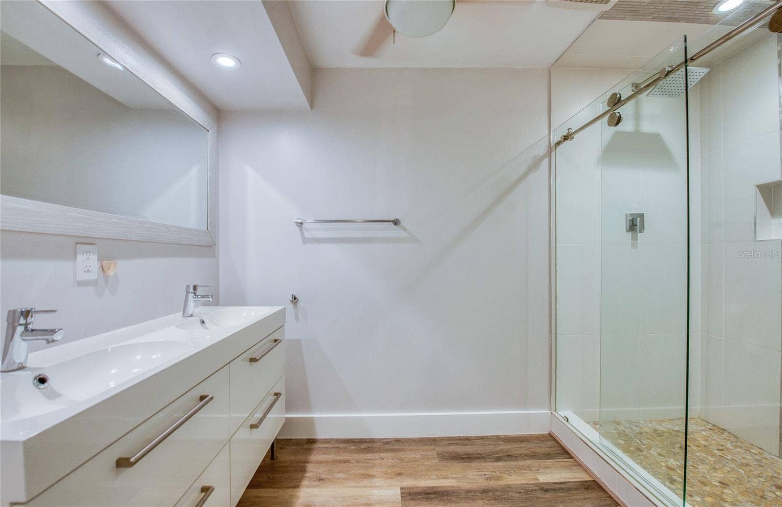 Primary bedroom en-suite bathroom