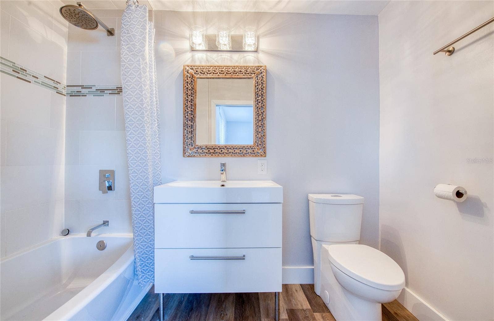 2nd bedroom - upstairs en-suite bathroom