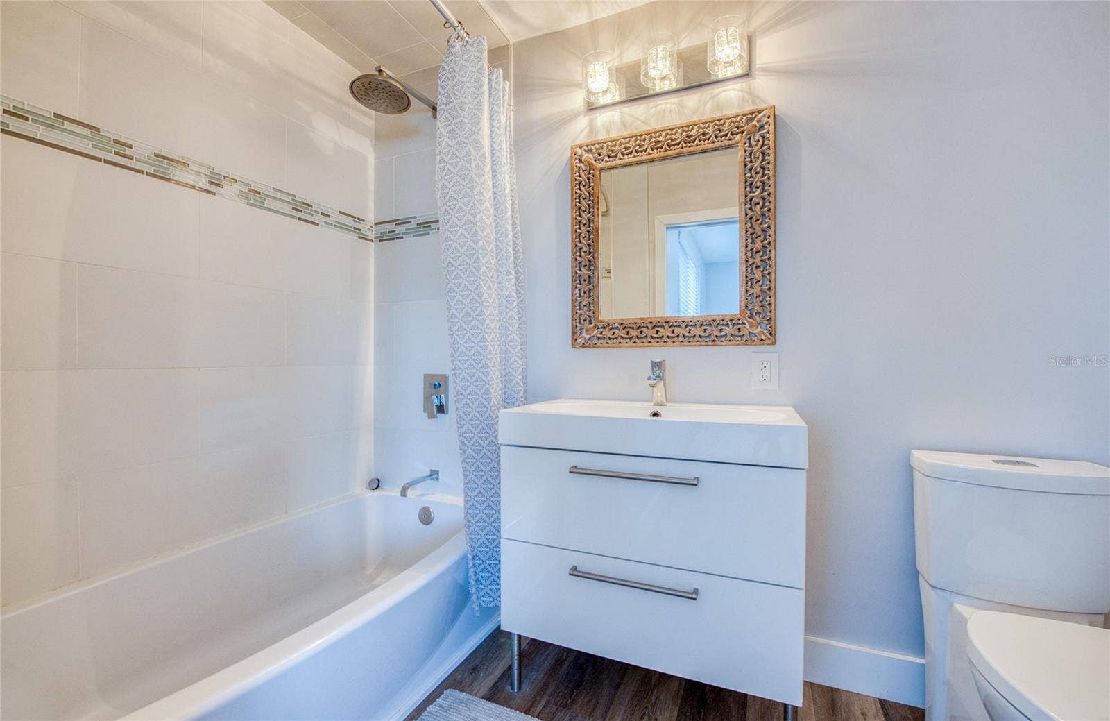 2nd bedroom - upstairs en-suite bathroom