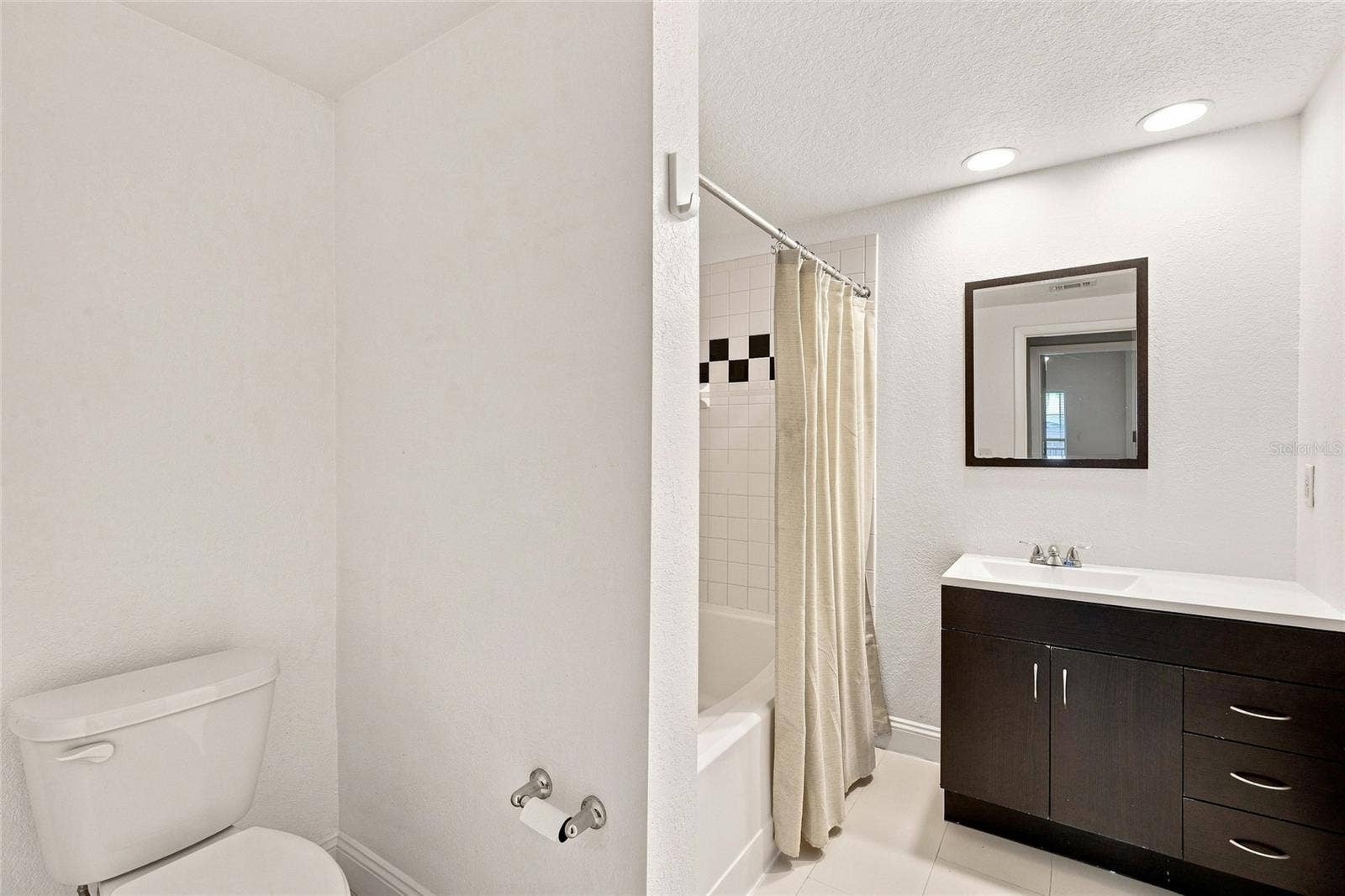 2410 W AZEELE STREET, #216, Tampa, FL 33609 2410 W AZEELE STREET, #216, Tampa, FL 33609