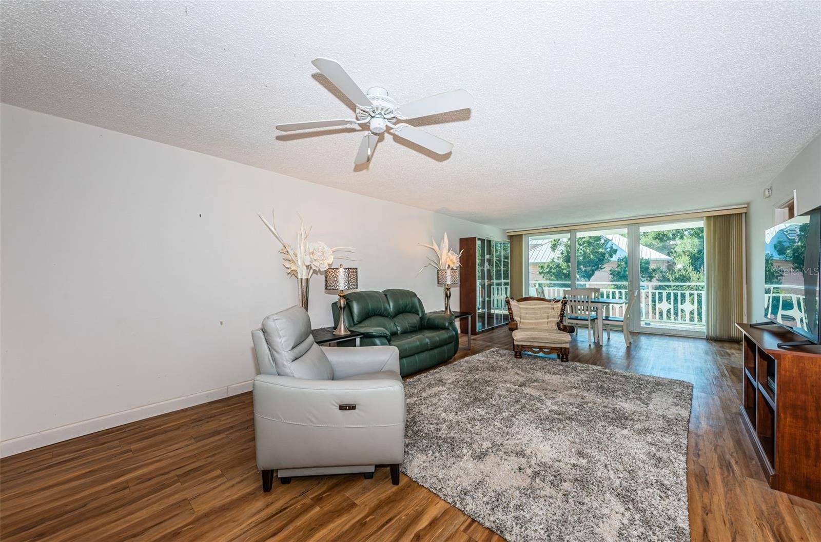 700 BEACH DRIVE NE, #308, St Petersburg, FL 33701 Spacious Living area