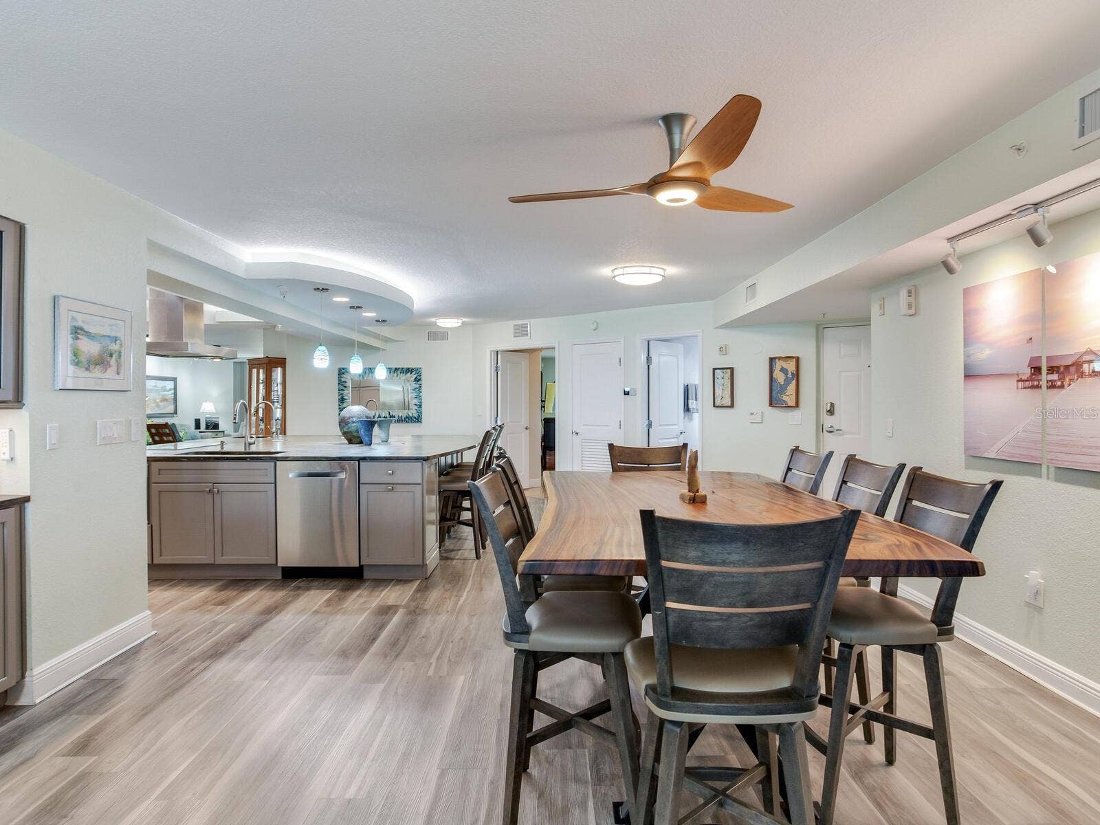 5353 GULF BOULEVARD, #B202, St Pete Beach, FL 33706 Dining Rm/Living Rm Combo
