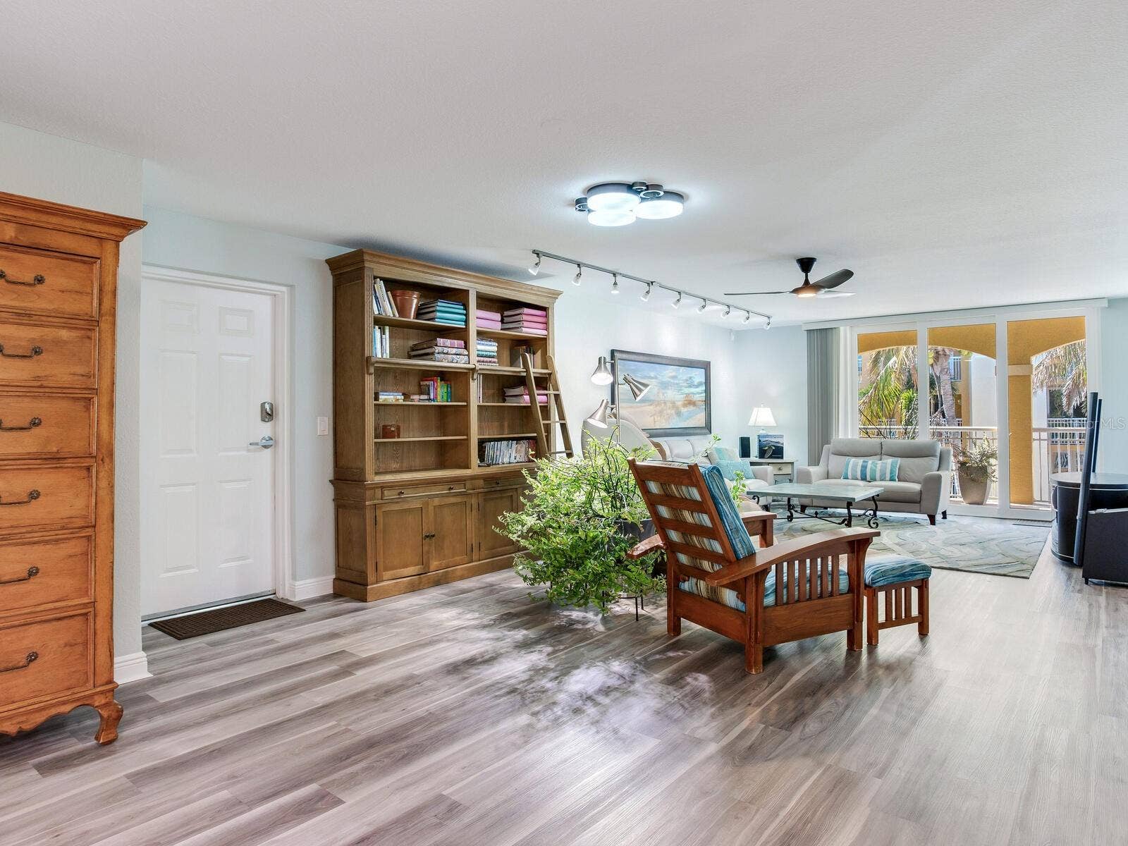 5353 GULF BOULEVARD, #B202, St Pete Beach, FL 33706 Family room poolside