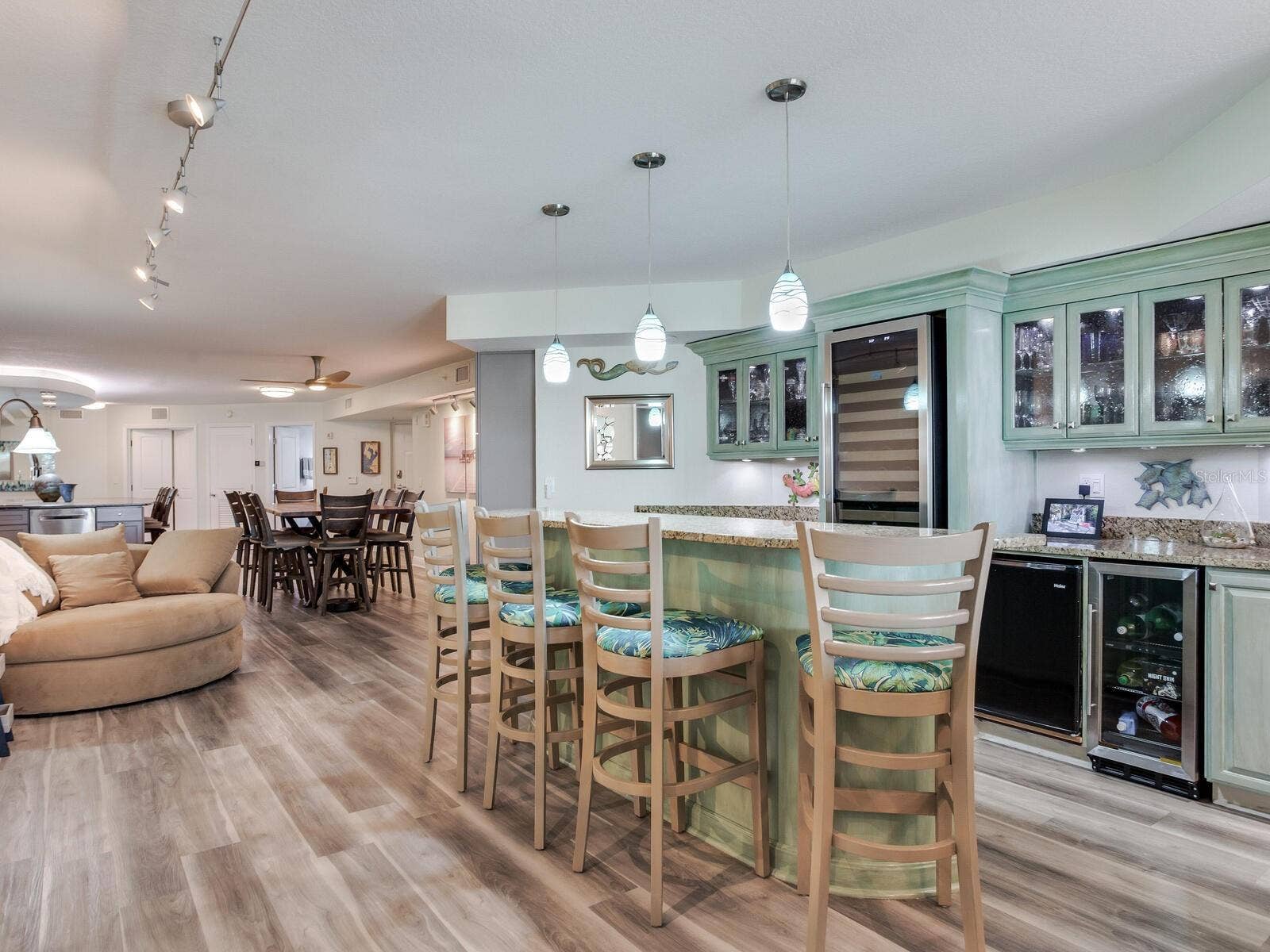5353 GULF BOULEVARD, #B202, St Pete Beach, FL 33706 Built-in Bar Area