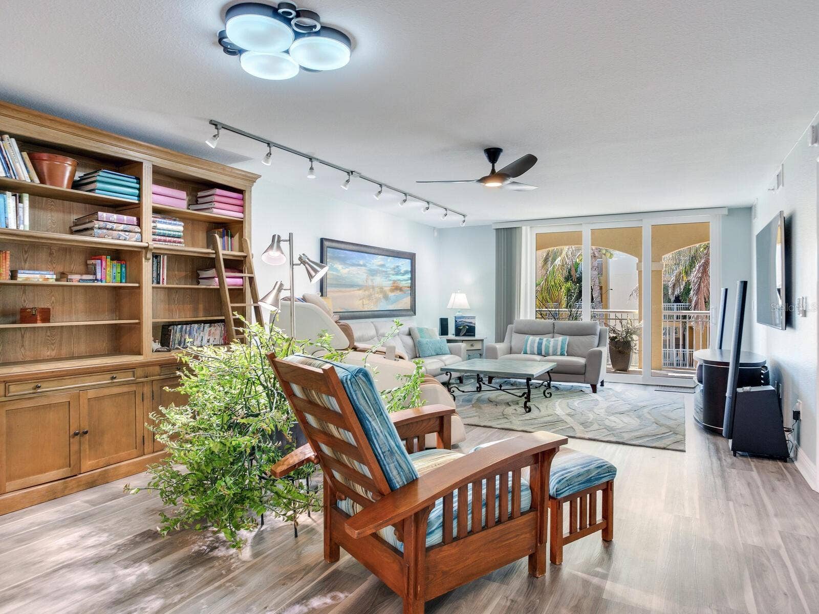 5353 GULF BOULEVARD, #B202, St Pete Beach, FL 33706 Poolside Family room