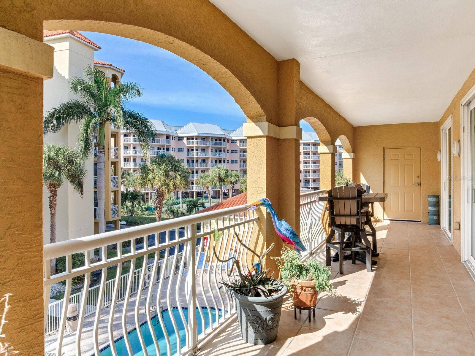 5353 GULF BOULEVARD, #B202, St Pete Beach, FL 33706 Large doublebalcony poolside
