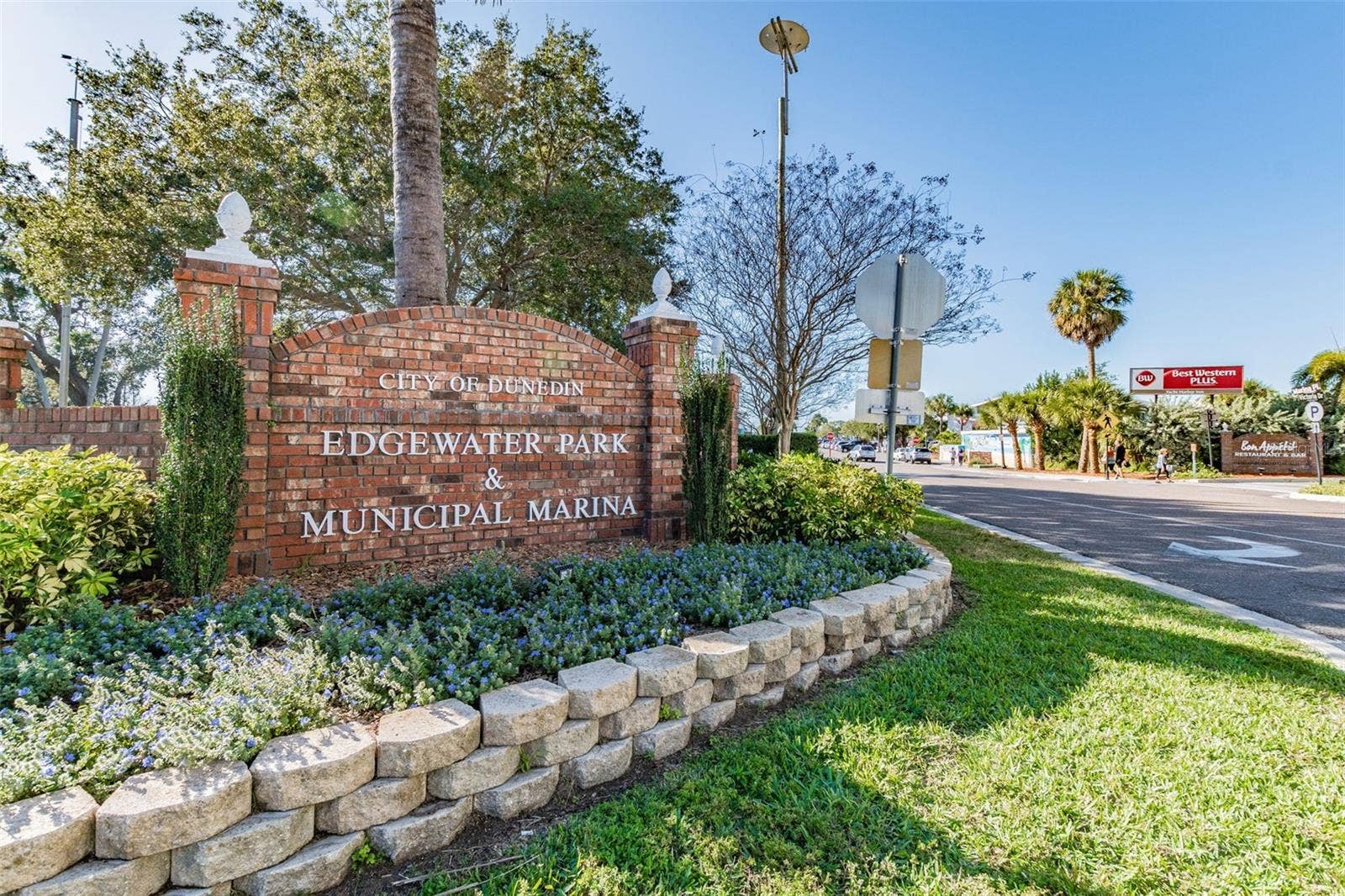 1612 SAN CHARLES DRIVE, Dunedin, FL 34698 1612 SAN CHARLES DRIVE, Dunedin, FL 34698