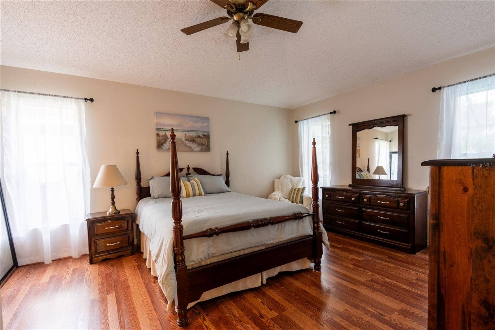 Large primary bedroom with lots of natrual light!
