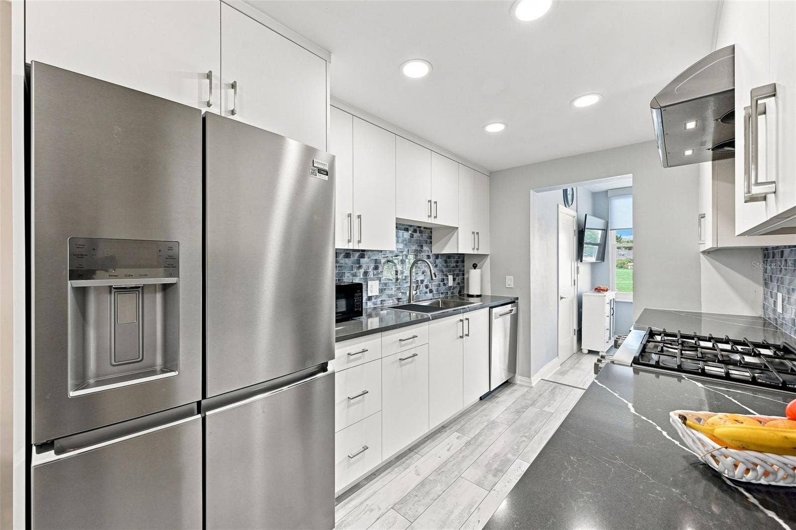 1898 SHORE DRIVE S, #208, South Pasadena, FL 33707 All new top notch appliances